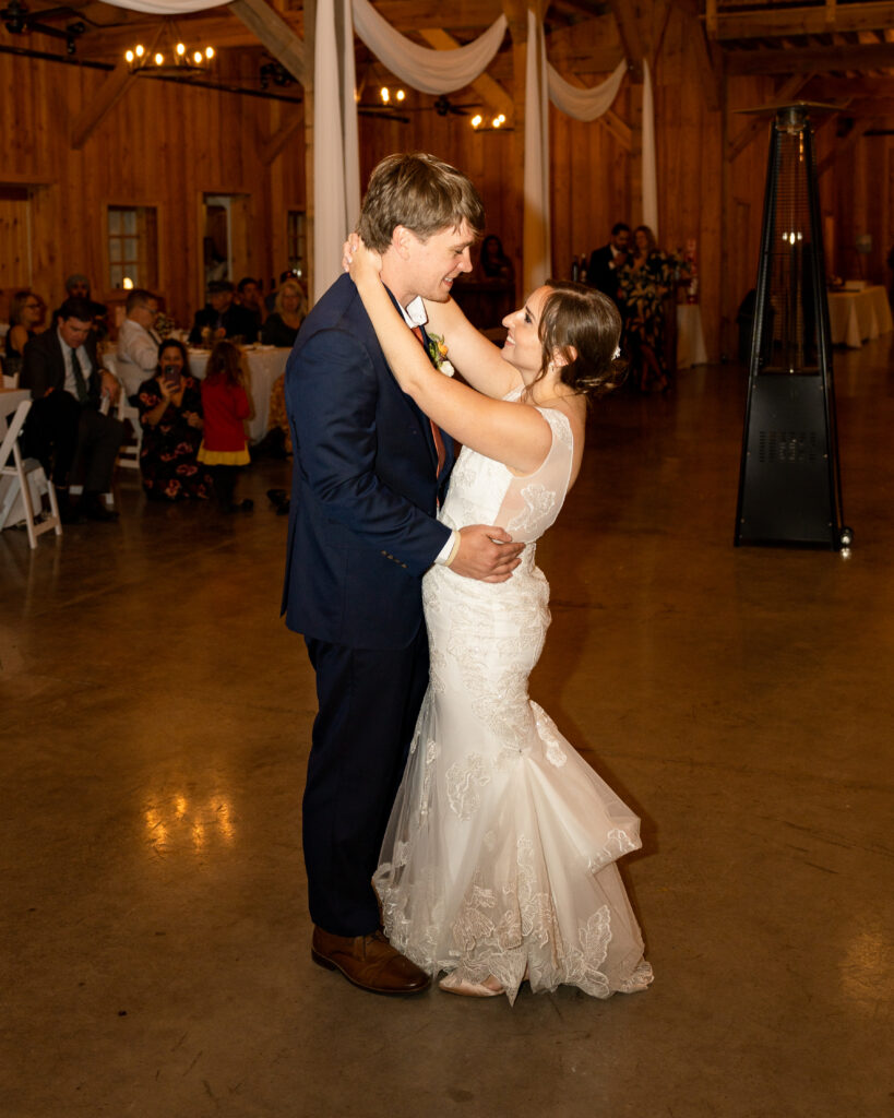 The barn at Dutch Harvest Farm gives the perfect fall wedding vibe. The look of the rustic wood and warm atmosphere makes it charming. In these photos, the couple shares their first dances and cut their cake.