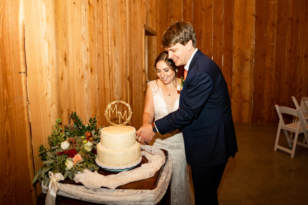 The barn at Dutch Harvest Farm gives the perfect fall wedding vibe. The look of the rustic wood and warm atmosphere makes it charming. In these photos, the couple shares their first dances and cut their cake.